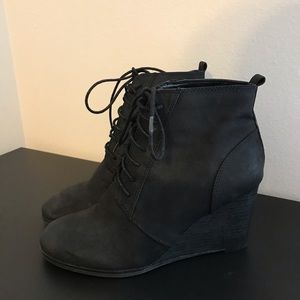 black wedge heel shoes